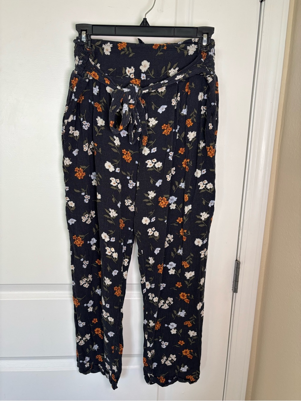 American Eagle Outfitters black floral Crinkly high-rise relaxed pants Size L